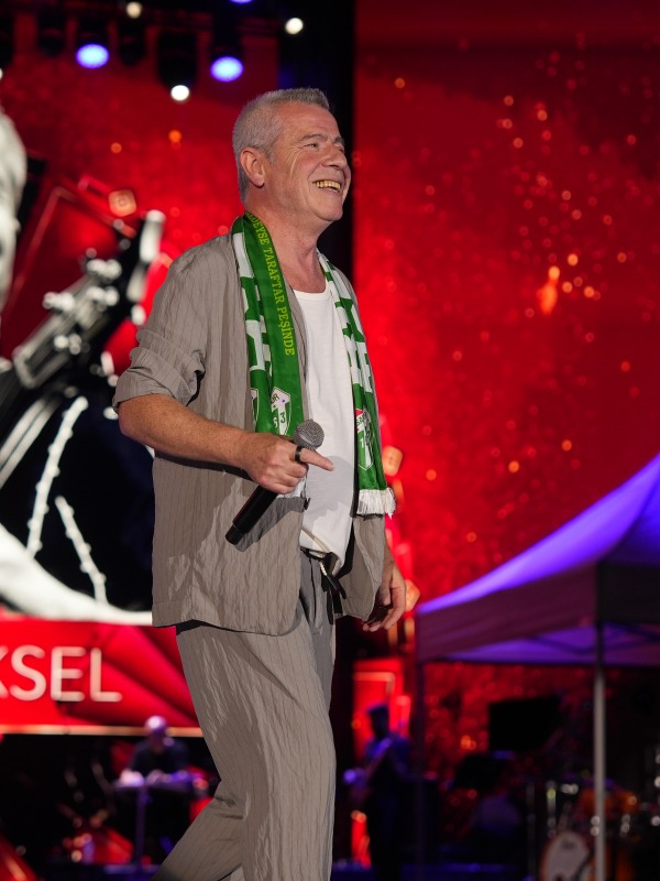 Levent Yüksel Bursa Kültür Yolu Festivali'nde Nostalji Rüzgarı Estirdi