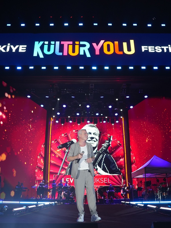 Levent Yüksel Bursa Kültür Yolu Festivali'nde Nostalji Rüzgarı Estirdi