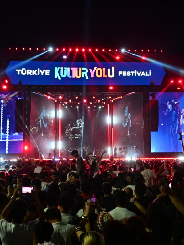Kıraç, Van Kültür Yolu Festivali'nde Rock Rüzgarı Estirdi