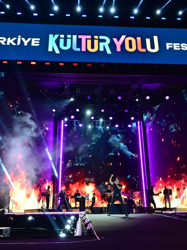 Kıraç, Van Kültür Yolu Festivali'nde Rock Rüzgarı Estirdi