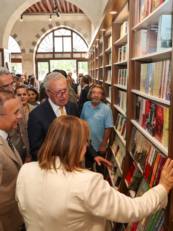 İş Bankası Kültür Yayınları Gaziantep'te Kapılarını Açtı