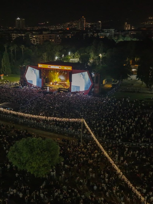 Teoman, İzmir Enternasyonal Fuarı'nda Müzik Şöleni Sundu