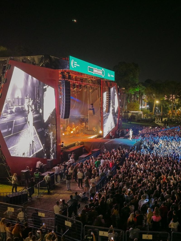 Teoman, İzmir Enternasyonal Fuarı'nda Müzik Şöleni Sundu