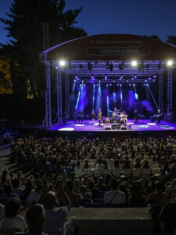 Teoman, İzmir Enternasyonal Fuarı'nda Müzik Şöleni Sundu