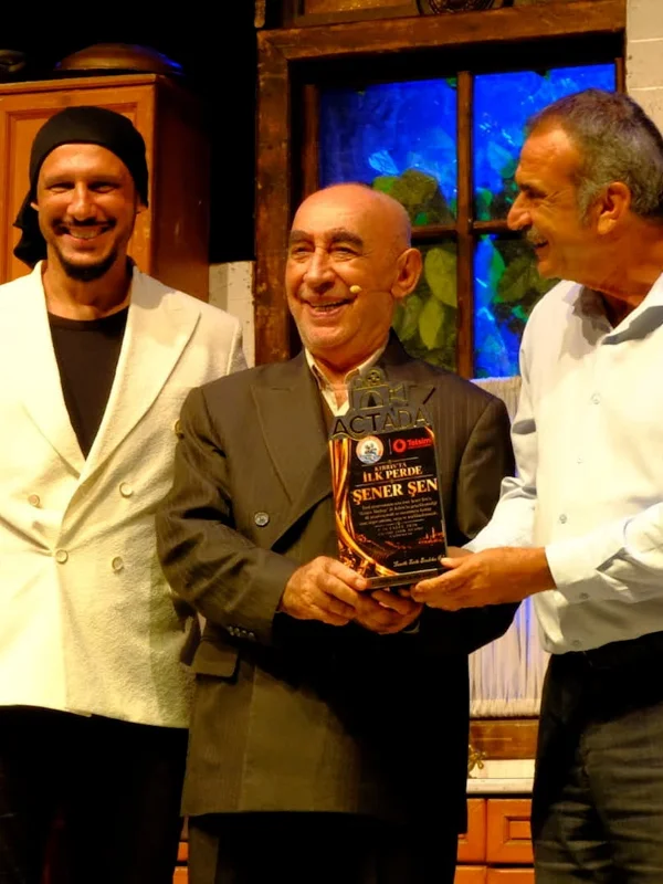 Şener Şen, 'Zengin Mutfağı' Oyunuyla Kıbrıs'ta Tarihi Bir Gece Yaşattı