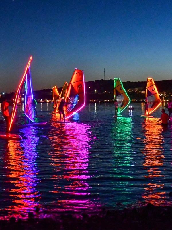 Alaçatı Windfest'te Signify Aydınlatma Gecesi Rüzgârsız Şölen Sundu