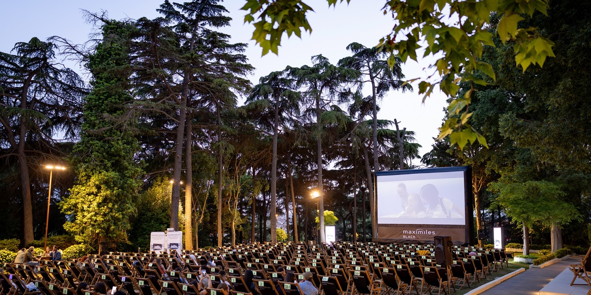 swissôtel'de açık hava sineması yaz boyunca film keyfi sunuyor
