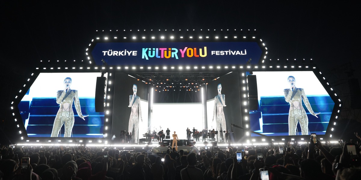 Derya Uluğ Bursa Kültür Yolu Festivali'nde Coşku Yarattı