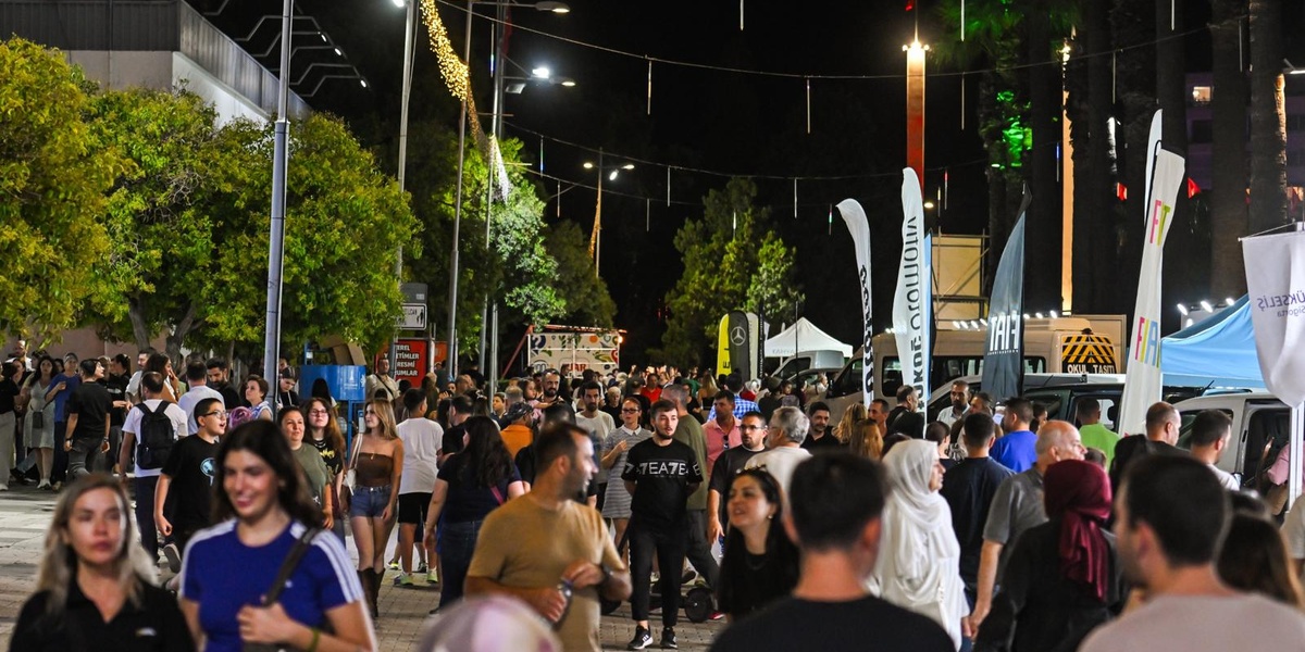 Teoman, İzmir Enternasyonal Fuarı'nda Müzik Şöleni Sundu