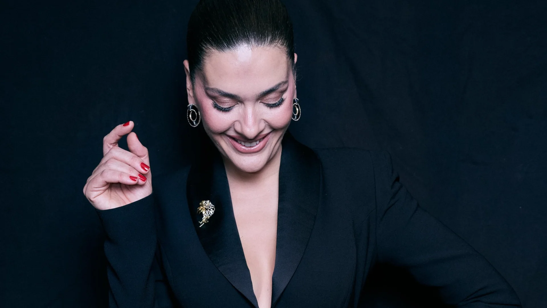 bergüzar korel 'hatırladıkça' ile zorlu psm sahnesinde
