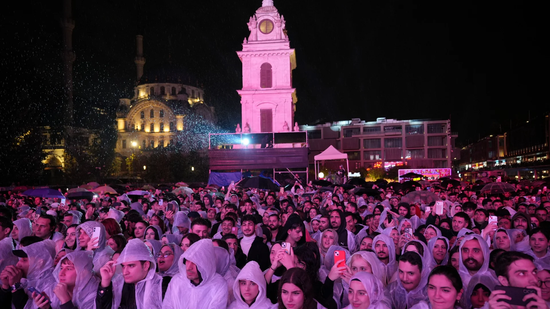 Oğuzhan Koç, İstanbul Kültür Yolu Festivali'nde Yağmura Meydan Okudu
